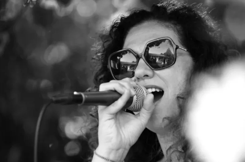 La Chanteuse anime un vin d'honneur en Suisse