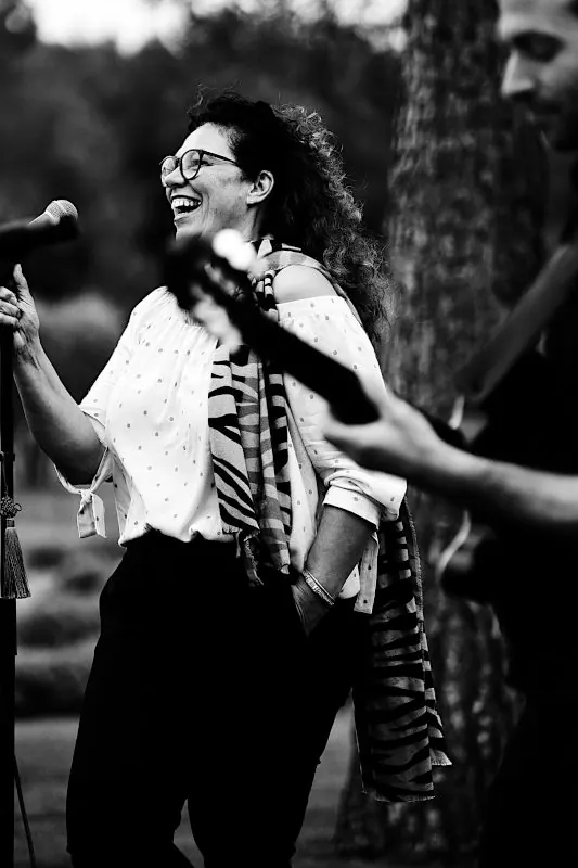 La Chanteuse du groupe Orange Trio Music pour animation événement d'entreprise à Genève, Lausanne ou Montreux en Suisse Romande