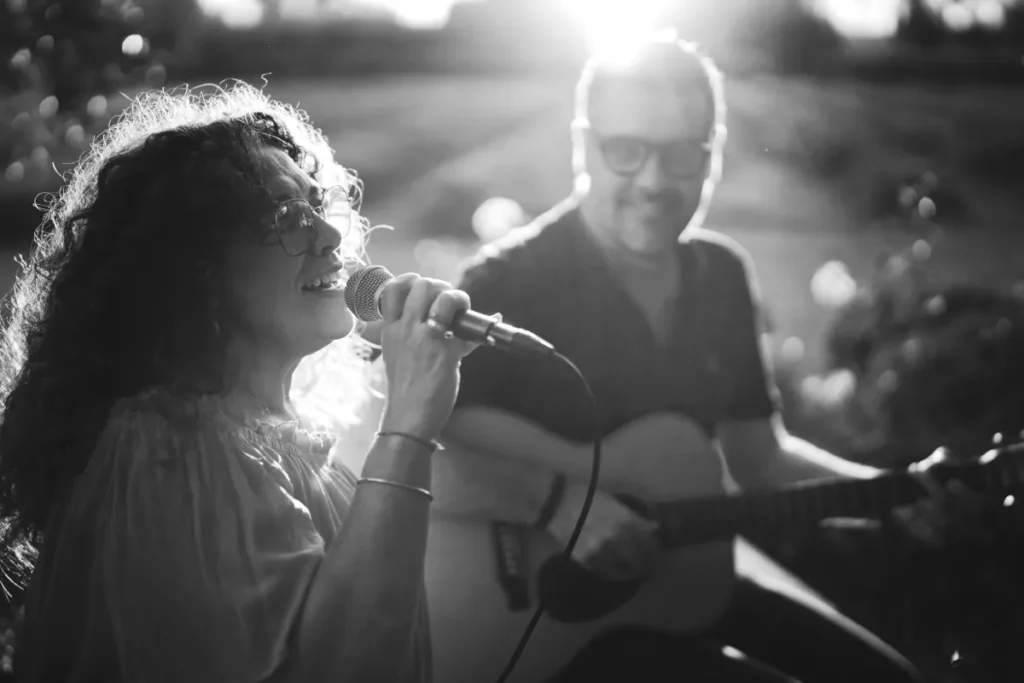 Groupe de musique suisse lors d'une  animation musicale pop soul jazz - groupe en duo acoustique avec chanteuse